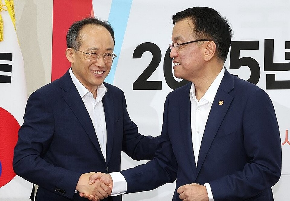 지난해 8월 당시 추경호 국민의힘 원내대표와 최상목 기획재정부 장관이 국회에서 만나 인사하는 모습. 추경호 의원은 윤석열 정부 초대 기획재정부 장관을 지냈다 (사진=연합뉴스)