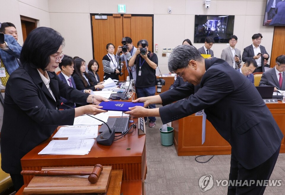 반상권 방송미디어통신위원회 위원장 직무대리가 14일 서울 여의도 국회 과학기술정보방송통신위원회에서 열린 2025년도 국정감사에서 선서문을 제출하고 있다. (사진=연합뉴스)