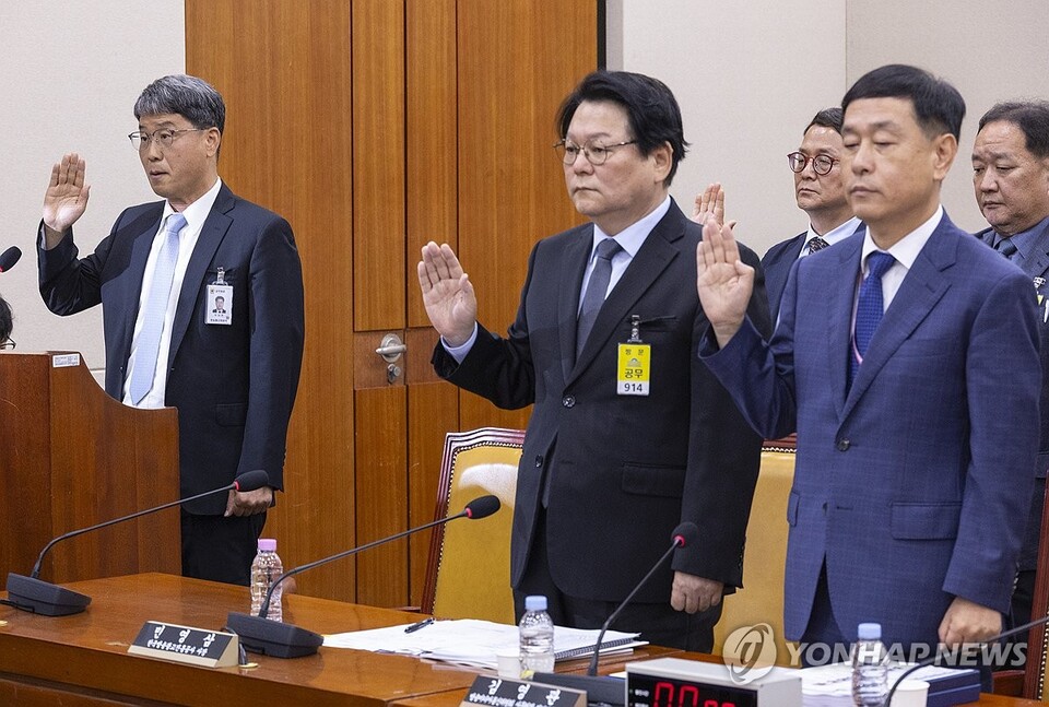 14일 기관 증인들이 국회 과학기술정보방송통신위원회에서 열린 2025년도 국정감사에서 선서하고 있다. 왼쪽부터 반상권 방미통위 위원장 직무대리 및 대변인, 민영삼 코바코 사장, 김영관 방미통위 사무처장 전담 직무대리. (사진=연합뉴스)