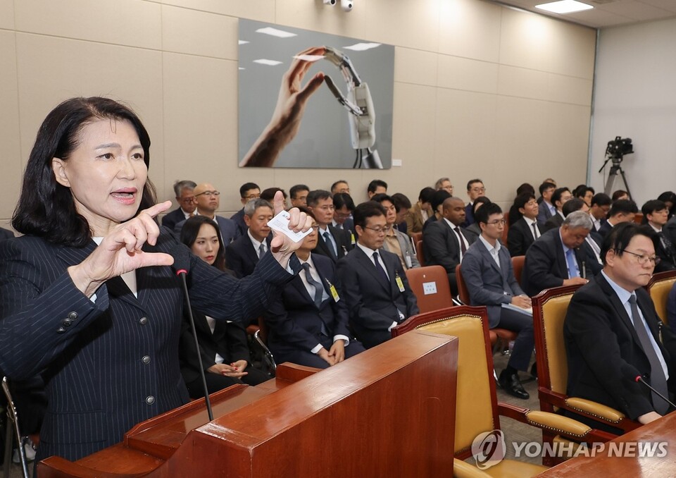 이진숙 전 방송통신위원장이 14일 서울 여의도 국회 과학기술정보방송통신위원회에서 열린 2025년도 국정감사에서 발언하고 있다.(사진=연합뉴스)
