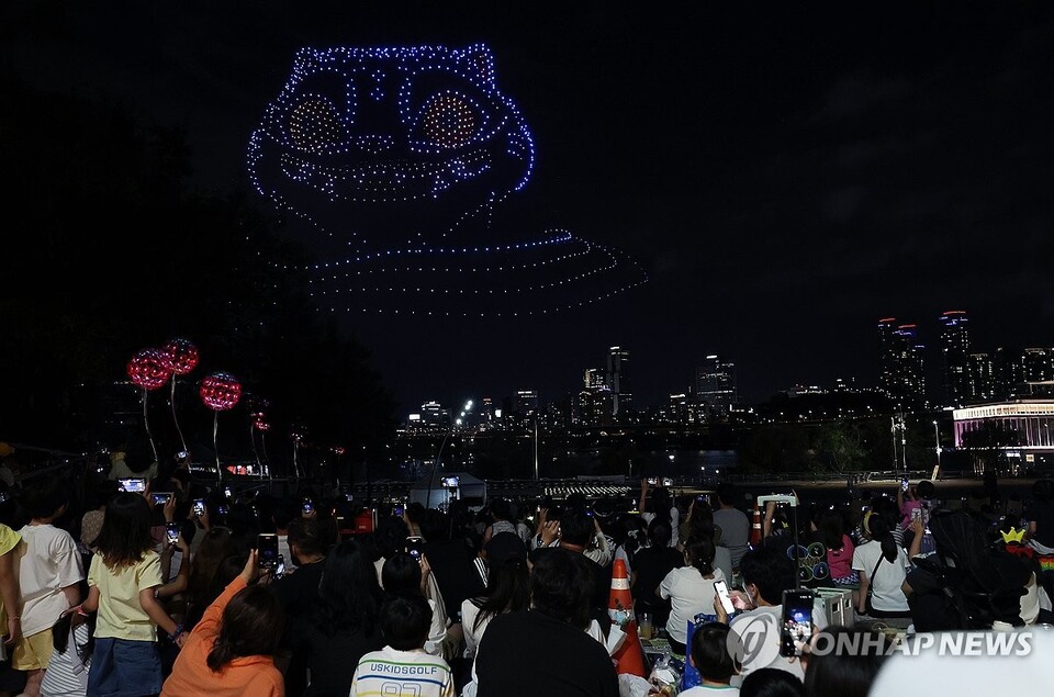 9월 7일 오후 서울 광진구 뚝섬한강공원 수변 무대 상공에서 케이팝 데몬 헌터스(케데헌)를 주제로 열린 '2025 한강 불빛 공연(드론 라이트 쇼)에서 1200여 대 드론이 한강의 밤하늘을 수놓고 있다. (서울=연합뉴스)