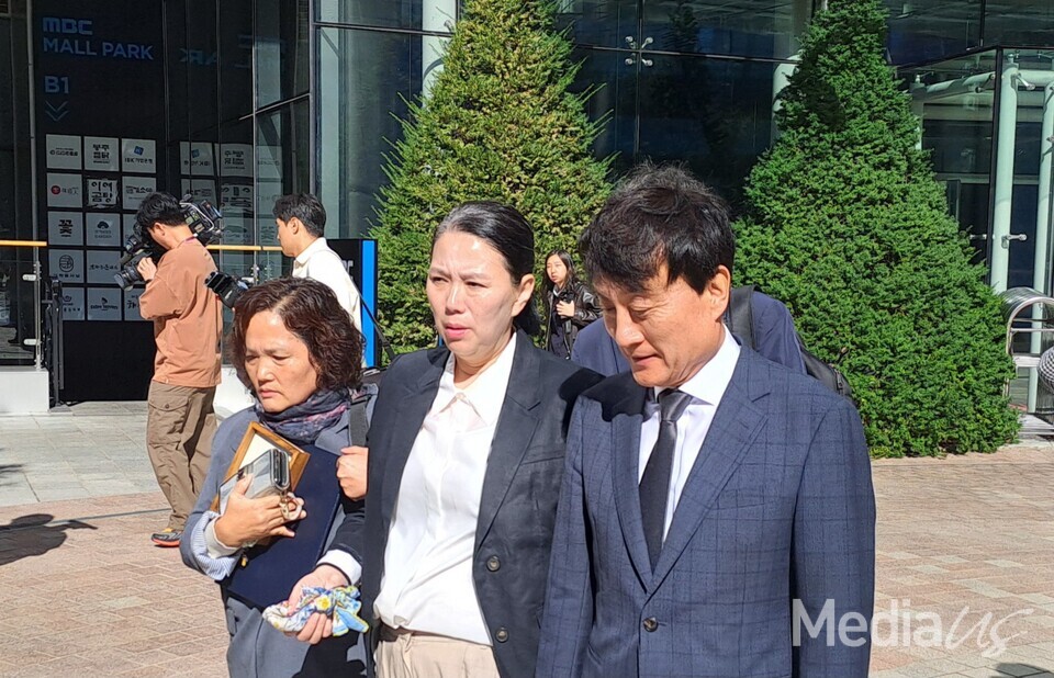 고 오요안나 기상캐스터 어머니 장연미 씨와 안형준 MBC 사장이 15일 서울 마포구 상암동 MBC에서 열린 기자회견을 마치고 분향소로 이동하고 있다. (사진=미디어스)