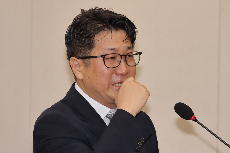 15일 서울 여의도 국회에서 열린 고용노동부에 대한 기후에너지환경고용노동위원회 국정감사에서 참고인 신분으로 출석한 문지석 검사가 쿠팡cfs 관련 질의에 답변하던 중 눈물을 흘리고 있다. (연합뉴스)