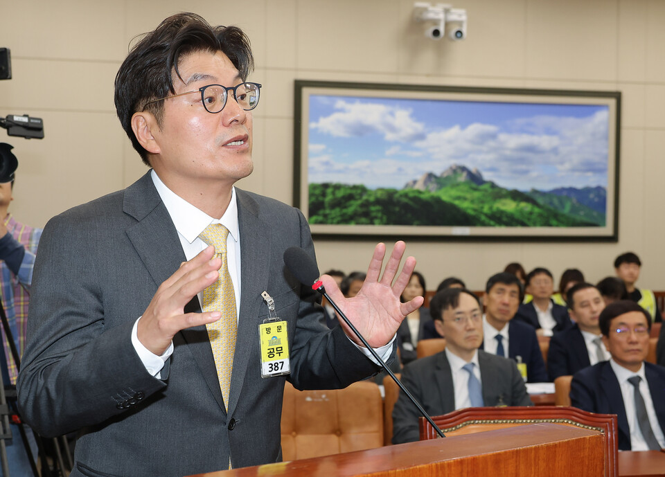 정종철 쿠팡풀필먼트서비스(CFS) 대표이사가 15일 서울 여의도 국회에서 열린 고용노동부에 대한 기후에너지환경고용노동위원회 국정감사에서 의원 질의에 답변하고 있다 (연합뉴스)