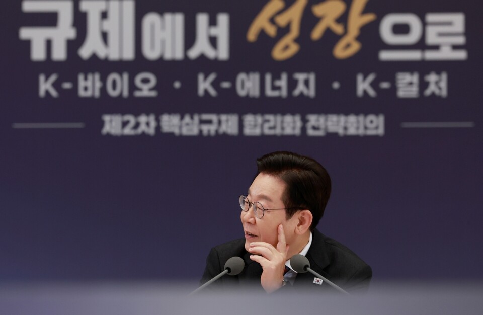 이재명 대통령이 16일 용산 대통령실에서 열린 제2차 핵심규제 합리화 전략회의에서 참석자 발언을 듣고 있다 (대통령실사진기자단=연합뉴스)