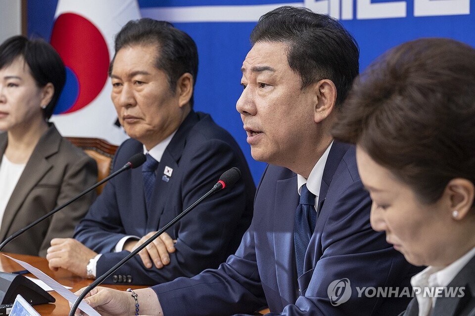 더불어민주당 김병기 원내대표가 15일 국회에서 열린 최고위원회의에서 발언하고 있다. (서울=연합뉴스)