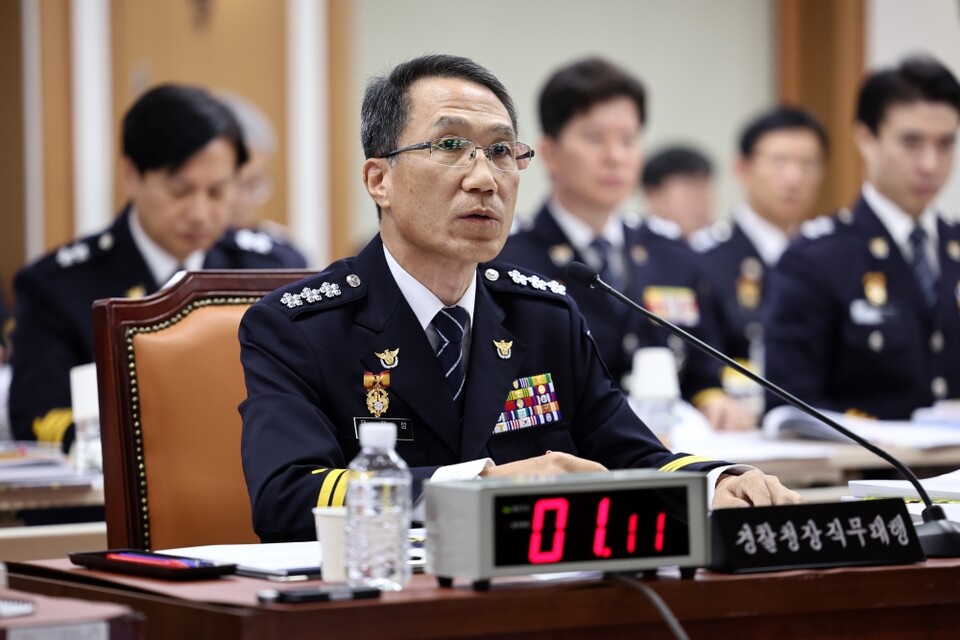 17일 서울 서대문구 경찰청에서 열린 국회 행정안전위원회 경찰청 대상 국정감사에서 유재성 경찰청장 직무대행이 국민의힘 박수민 의원의 이진숙 전 방송통신위원장 체포 관련 질의에 답하고 있다 (사진=연합뉴스)