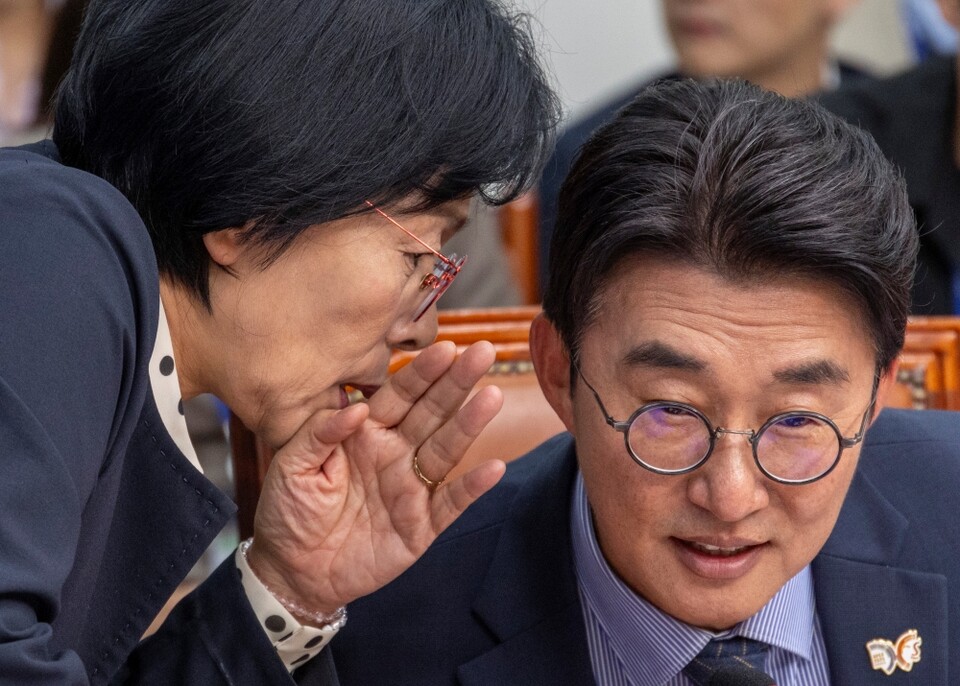 더불어민주당 언론개혁특별위원회 최민희 위원장과 노종면 간사가 20일 국회에서 열린 언론개혁특위 허위 조작정보 근절안 발표에서 대화하고 있다 (사진=연합뉴스)