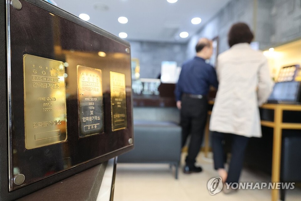 17일 서울 종로구 한국금거래소 종로본점에 놓인 전시용 골드바. (사진=연합뉴스)
