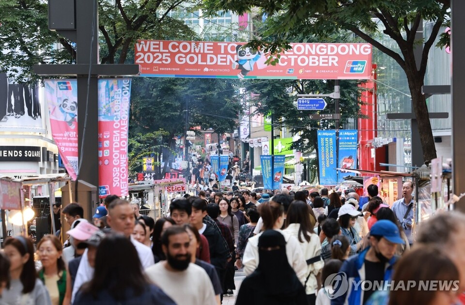 추석 명절 연휴 마지막 날인 9일 서울 중구 명동 거리에 관광객과 시민들이 오가고 있다. (서울=연합뉴스)