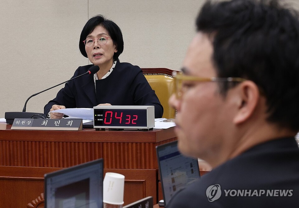 국민의힘 박정훈 의원이 20일 서울 여의도 국회 과학기술정보방송통신위원회에서 열린 국정감사에서 최민희 위원장의 발언을 듣고 있다. (사진=연합뉴스)