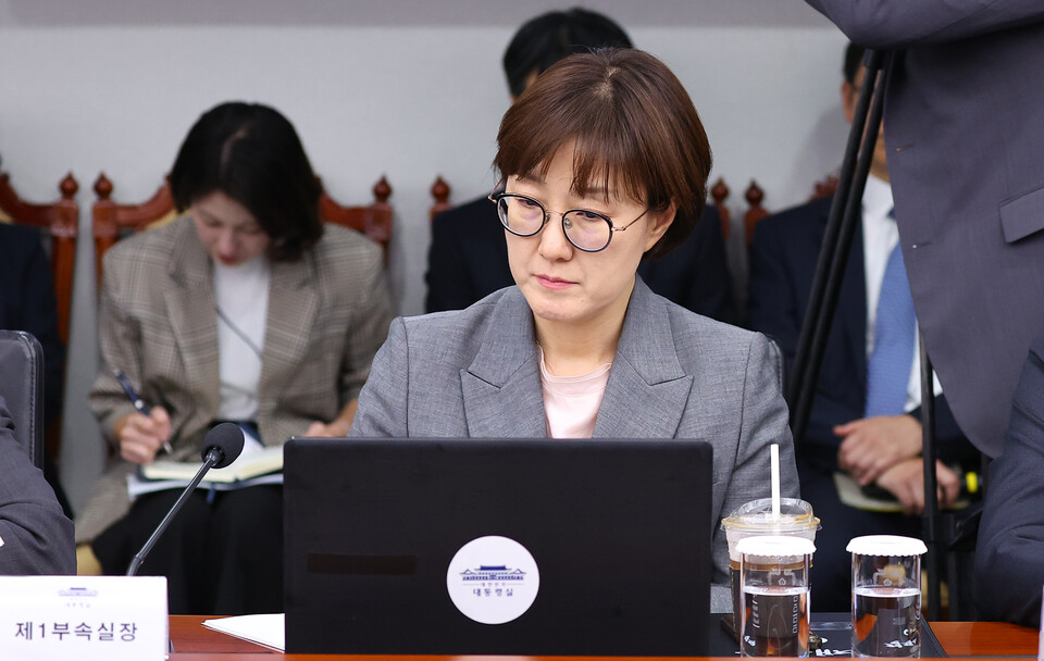 김현지 대통령실 제1부속실장이 2일 용산 대통령실에서 열린 수석보좌관회의에 참석해 있다. (연합뉴스)