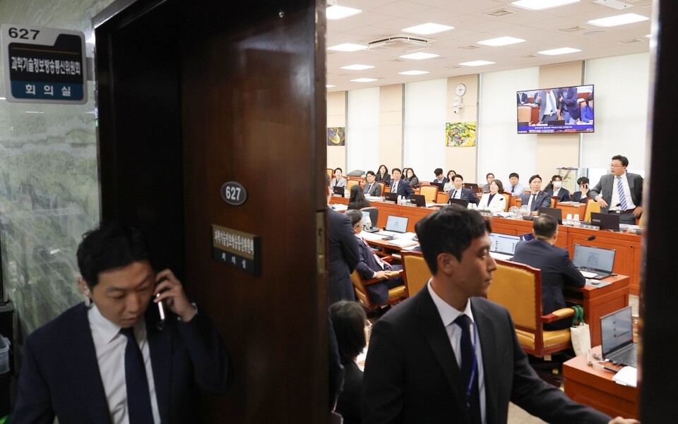 지난 16일 서울 여의도 국회 과학기술정보방송통신위원회에서 열린 2025년도 국정감사에서 최민희 위원장이 취재진 퇴장을 선언한 뒤 회의가 비공개로 진행되고 있다 (사진=연합뉴스)