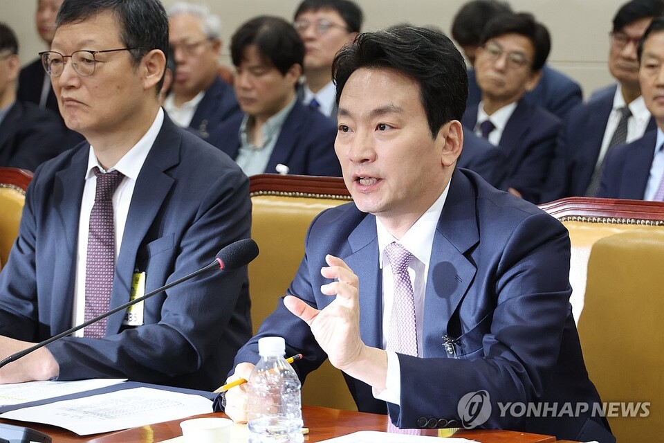 박장범 KBS 사장이 23일 국회 과학기술정보방송통신위원회에서 열린 한국방송공사(KBS), 한국교육방송공사(EBS), 문화방송(MBC) 대주주 방송문화진흥회 등에 대한 국정감사에서 위원 질의에 답하고 있다.(사진=연합뉴스)