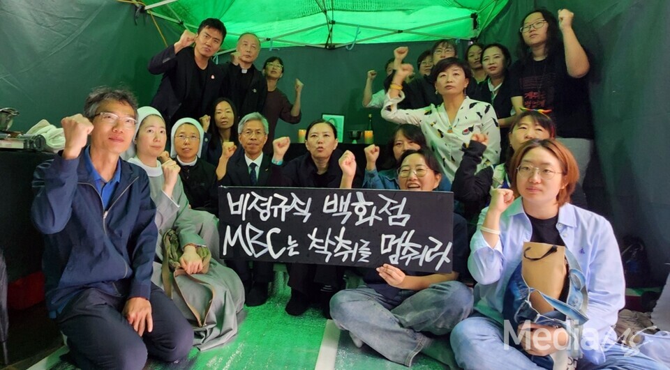 6일 서울 상암동 MBC 본사 앞 단식농성장에서 고 오요안나 어머니 장연미 씨(가운데)와 시민사회·정당 관계자들이 추석 거리차례를 마친 뒤 기념촬영을 하고 있다. (사진=미디어스)