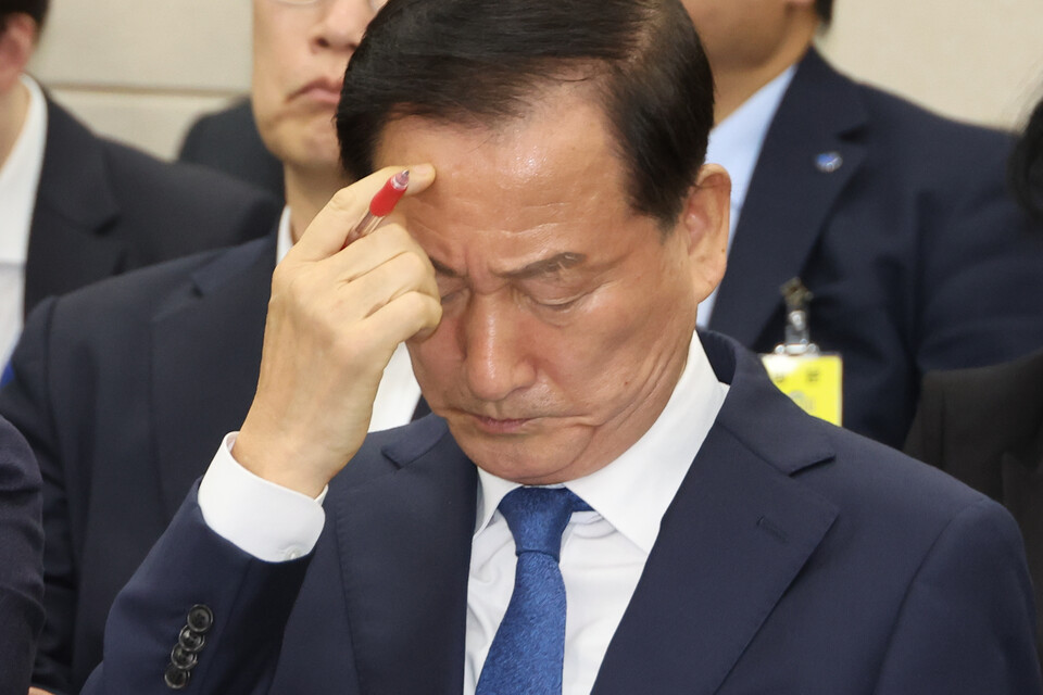 류희림 전 방송통신심의위원장이 23일 서울 여의도 국회에서 열린 과학기술정보방송통신위원회의 국정감사에서 증인선서를 거부한 채 증인석에 앉아 있다(연합뉴스)