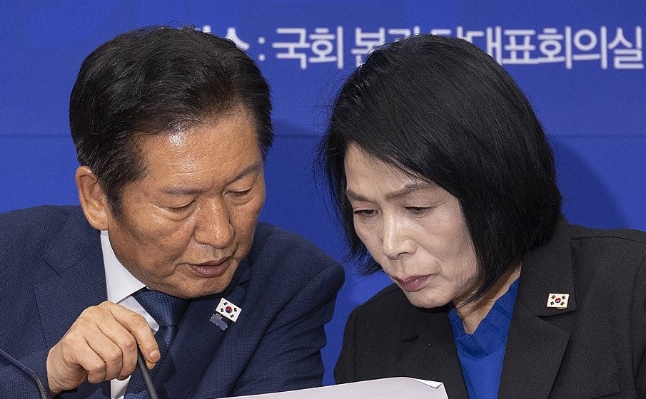 지난 8월 14일 민주당 언론개혁 특위 출범식에서 정청래 당대표와 최민희 언론개혁특위 위원장이 대화하는 모습 (사진=연합뉴스)