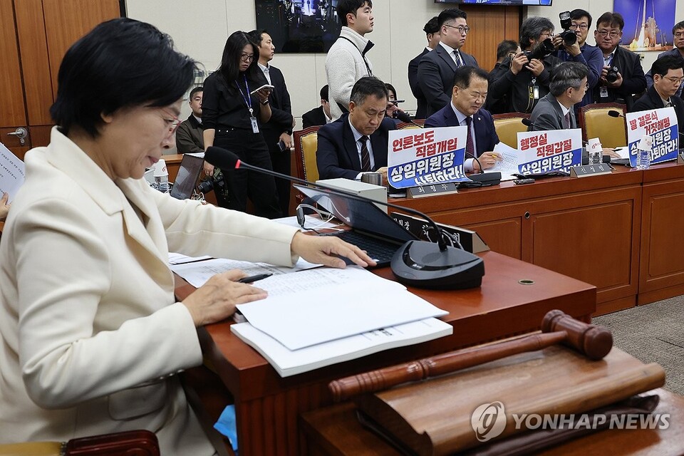 10월 29일 서울 여의도 국회 과학기술정보방송통신위원회에서 열린 과학기술정보통신부 등에 대한 종합감사에 최민희 위원장이 참석한 가운데 국민의힘 의원들 자리에 최 위원장의 상임위원장 사퇴를 요구하는 팻말이 붙어 있다. (사진=연합뉴스)