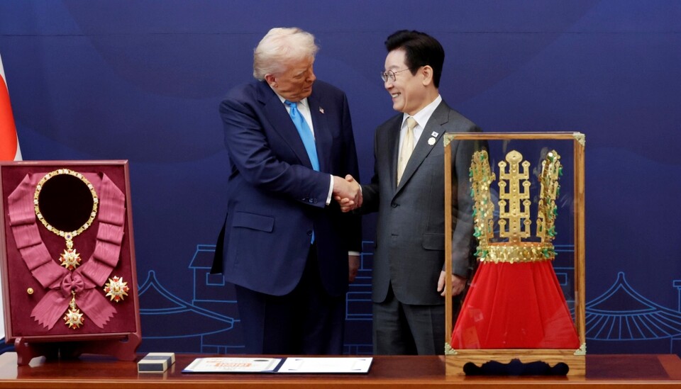이재명 대통령이 지난 29일 경북 경주박물관에서 도널드 트럼프 미국 대통령에게 '천마총 금관 모형'을 선물한 뒤 악수하고 있다. 왼쪽은 이 대통령이 트럼프 대통령에게 수여한 무궁화 대훈장 (사진=연합뉴스)