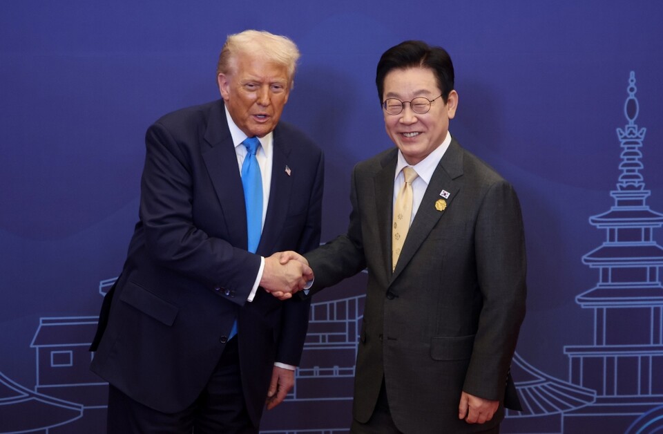 이재명 대통령이 지난 29일 경북 경주 힐튼호텔 그랜드볼룸에서 열린 대통령 주최 정상 특별만찬에 앞서 도널드 트럼프 미국 대통령을 영접하고 있다 (사진=연합뉴스)