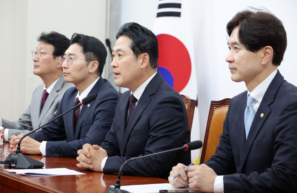 장동혁 국민의힘 대표. 오른쪽은 박성훈 국민의힘 수석대변인 (사진=연합뉴스)