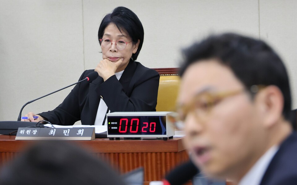 30일 국회 과학기술정보방송통신위원회에서 열린 종합감사에서 최민희 위원장이 국민의힘 박정훈 의원의 사퇴 요구 발언을 듣고 있다(사진=연합뉴스)