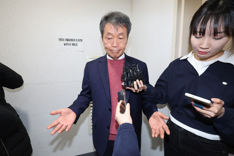 김용원 국가인권위원회 상임위원이 18일 서울 중구 인권위에서 열린 군인권보호위원회를 마친 뒤 취재진의 질문에 답하고 있다. (연합뉴스)