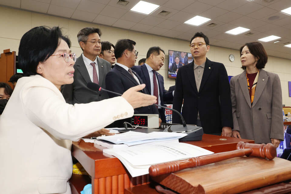 29일 서울 여의도 국회 과학기술정보방송통신위원회에서 열린 과학기술정보통신부 등에 대한 종합감사에서 최민희 위원장이 최수진 의원 등 국민의힘 의원들로부터 사퇴요구를 받고 있다. (연합뉴스)