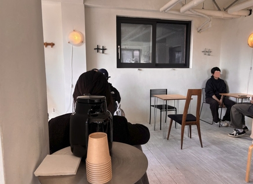 중국인 손님을 받지 않겠다고 공지하며 논란의 중심에 선 서울 성동구 성수동 한 카페의 10월 28일 오후 내부 모습 (연합뉴스)