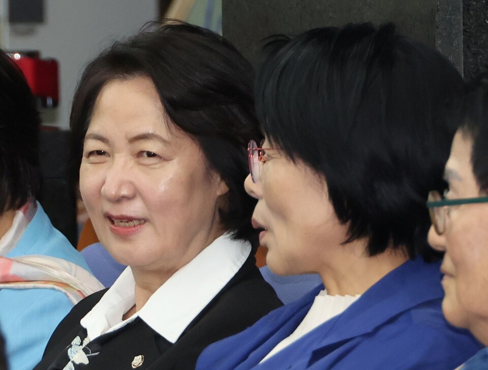 더불어민주당 소속 국회 법제사법위원장인 추미애 의원과 과학기술정보방송통신위원장인 최민희 의원이 지난달  26일 서울 여의도 국회에서 의원총회에서 대화하고 있다 (사진=연합뉴스)