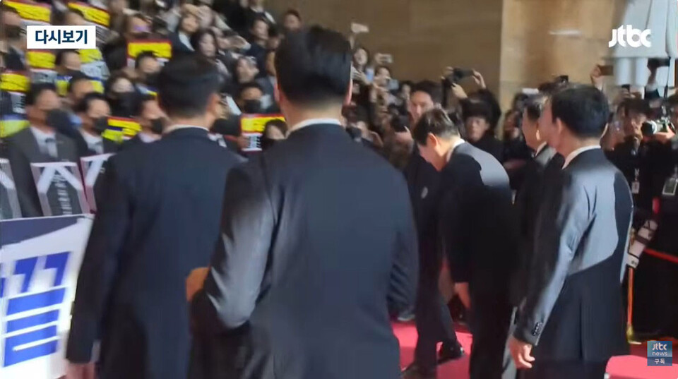 이 대통령이 장외 투쟁 중인 국민의힘 의원들에게 목례를 하고 있다. (사진=JTBC 유튜브 영상 갈무리)