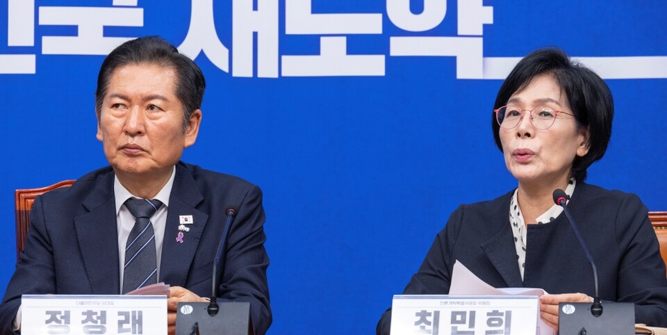 더불어민주당 언론개혁특별위원회 최민희 위원장(오른쪽)이 지난 20일 허위조작정보 근절안을 발표하고 있다. 왼쪽은 민주당 정청래 대표 (사진=연합뉴스)