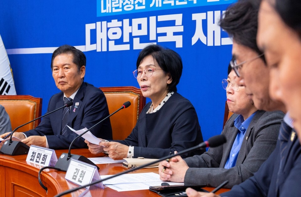 더불어민주당 언론개혁특별위원회 최민희 위원장이 지난달 20일 국회 언론개혁특위 허위 조작정보 근절안을 발표하고 있다 (사진=연합뉴스)