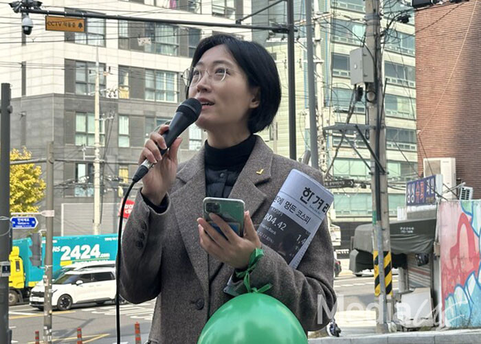 장혜영 전 정의당 의원이 6일 서울 마포구 한겨레 사옥 앞에서 열린 '허프 매각 규탄' 기자회견에서 발언하고 있다.(사진=미디어스)
