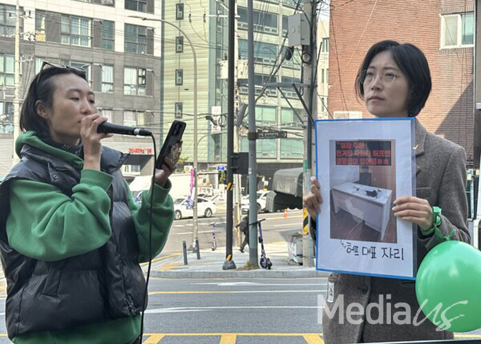 곽상아 허프지부 부지부장이 6일 마포구 한겨레 사옥 앞에서 열린 '허프 매각 규탄' 기자회견에서 발언을 하고 있다.(사진=미디어스)