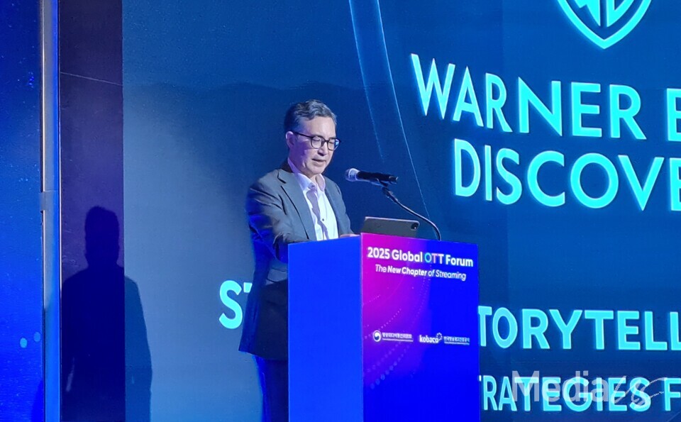 제임스 기븐스 워너브라더스 디스커버리 아시아태평양 총괄사장이 '2025 국제 OTT 포럼' 기조연설을 맡고 '아시아태평양 지역을 위한 스트리밍, 스토리텔링, 프랜차이즈 성장 전략 방향'을 발표했다. (사진=미디어스)