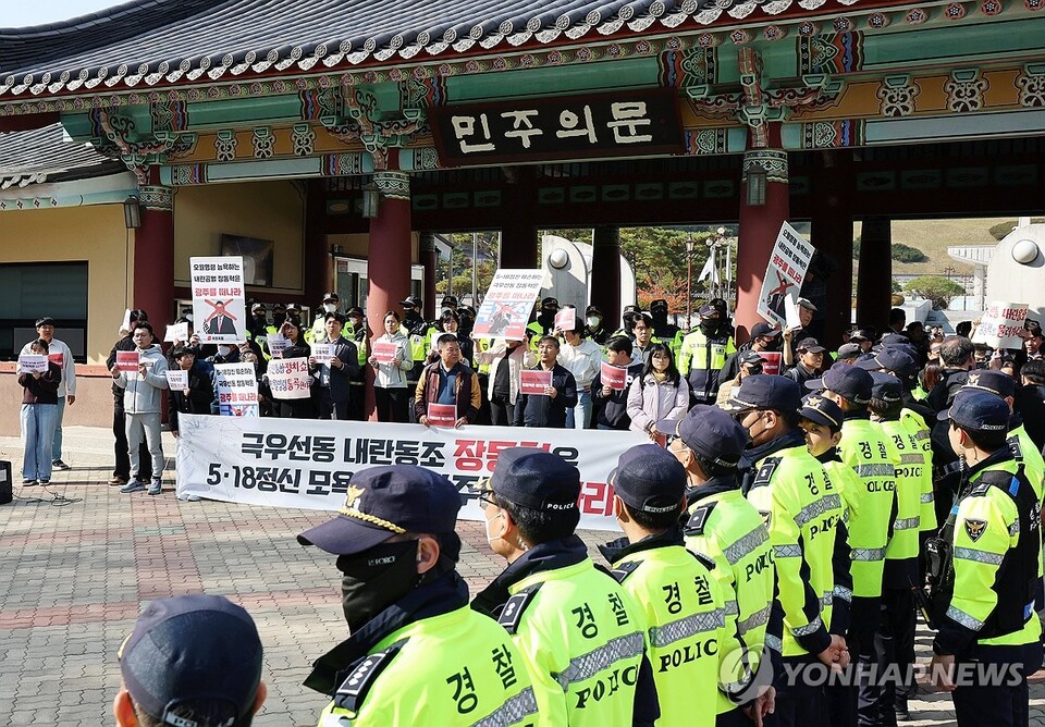6일 오후 광주 북구 국립5·18민주묘지에서 국민의힘 장동혁 대표의 참배를 반대하는 시민단체가 기자회견하고 있다.(사진=연합뉴스)
