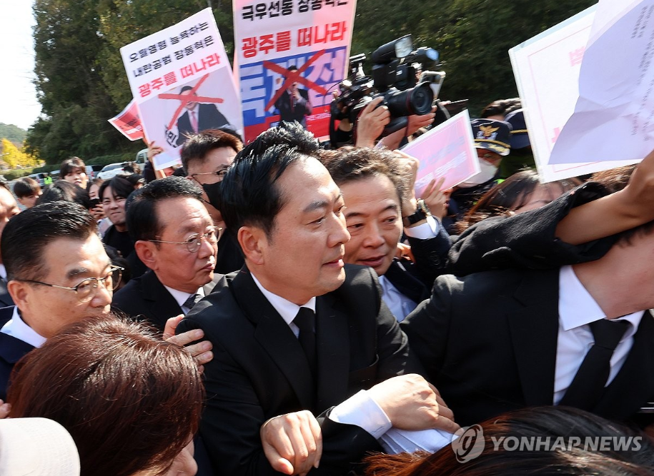 국민의힘 장동혁 대표가 6일 오후 광주 북구 국립5·18민주묘지에서 참배를 시도하고 있다.(연합뉴스)