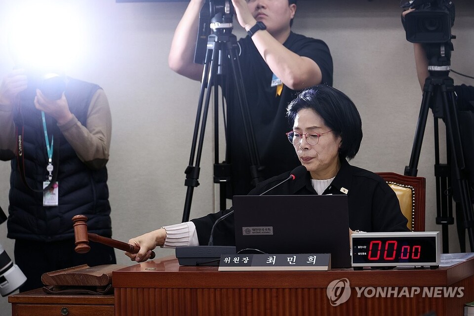  7일 서울 여의도 국회에서 열린 과학기술정보방송통신위원회 전체회의에서 최민희 위원장이 의사봉을 두드리고 있다. (사진=연합뉴스)