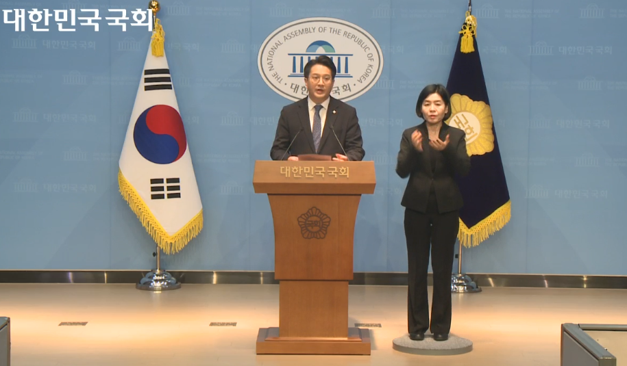 전용기 더불어민주당 의원이 7일 국회 소통관에서 더불어민주당 국민소통위원회 민주파출소 주간브리핑을 진행했다. (사진=국회 의사중계시스템 갈무리)