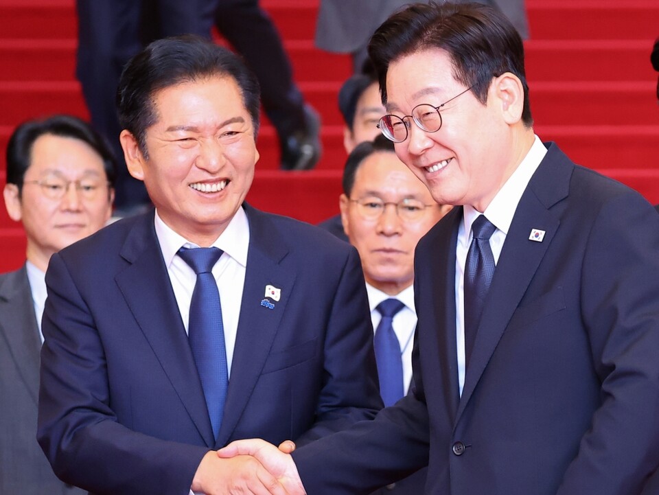 이재명 대통령이 지난 4일 2026년도 정부 예산안 시정연설을 마친 뒤 국회를 나서며 더불어민주당 정청래 대표와 인사하고 있다(사진=연합뉴스)