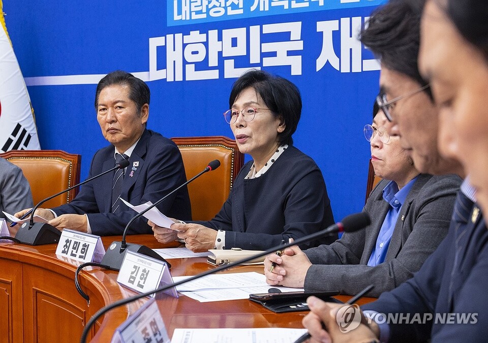 더불어민주당 언론개혁특별위원회 최민희 위원장이 10월 20일 국회 언론개혁특위 허위 조작정보 근절안을 발표하고 있다. (서울=연합뉴스)