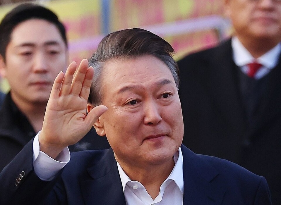 석방된 윤석열 대통령이 지난 3월 8일 경기도 의왕시 서울구치소를 나서며 차에서 내려 지지자들에게 인사하고 있다(사진=연합뉴스)