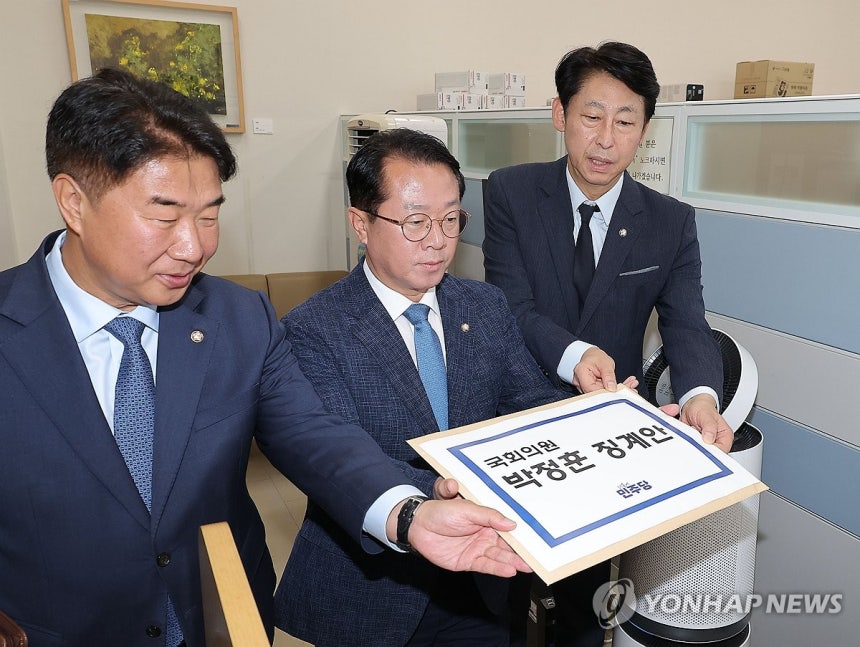 더불어민주당 이훈기 원내부대표(오른쪽부터), 문금주 원내대변인, 이기헌 원내대표비서실장이 10월 16일 서울 여의도 국회 의안과에서 국민의힘 박정훈 의원에 대한 징계안을 제출하고 있다. (연합뉴스)