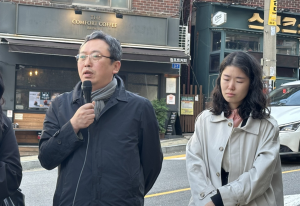 안영춘 한겨레 기자가 12일 '허프 장례식'에서 발언을 하고 있다.(사진=미디어스)