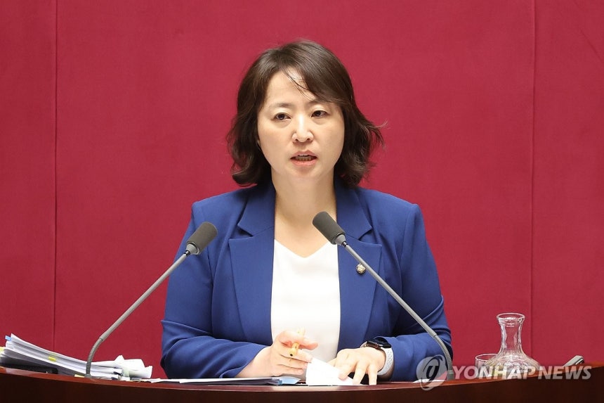 더불어민주당 이주희 의원이 9월 27일 국회 본회의에서 방송미디어통신위원회의 설치 및 운영에 관한 법률안에 대한 무제한토론을 하고 있다. (연합뉴스)