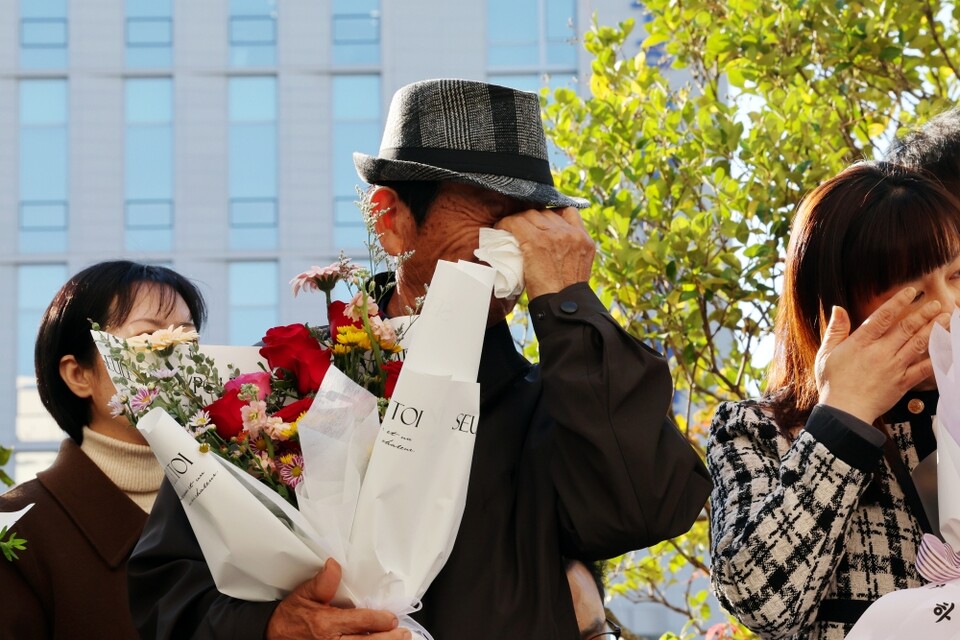 지난 10월 28일 오후 광주 동구 광주고등법원 앞에서 청산가리 막걸리 사건의 피고인이 사건 발생 16년 만에 재심에서 무죄를 선고받은 뒤 연 기자회견에서 눈시울을 붉히고 있다. 부녀는 2009년 독극물인 청산가리를 막걸리에 타 배우자이자 친모 등을 살해한 혐의로 기소돼 무기징역과 징역 20년을 각각 선고받아 대법원 확정판결까지 받았으나, 지난해 재심 개시가 결정돼 이날 무죄를 선고받았다 (사진=연합뉴스)