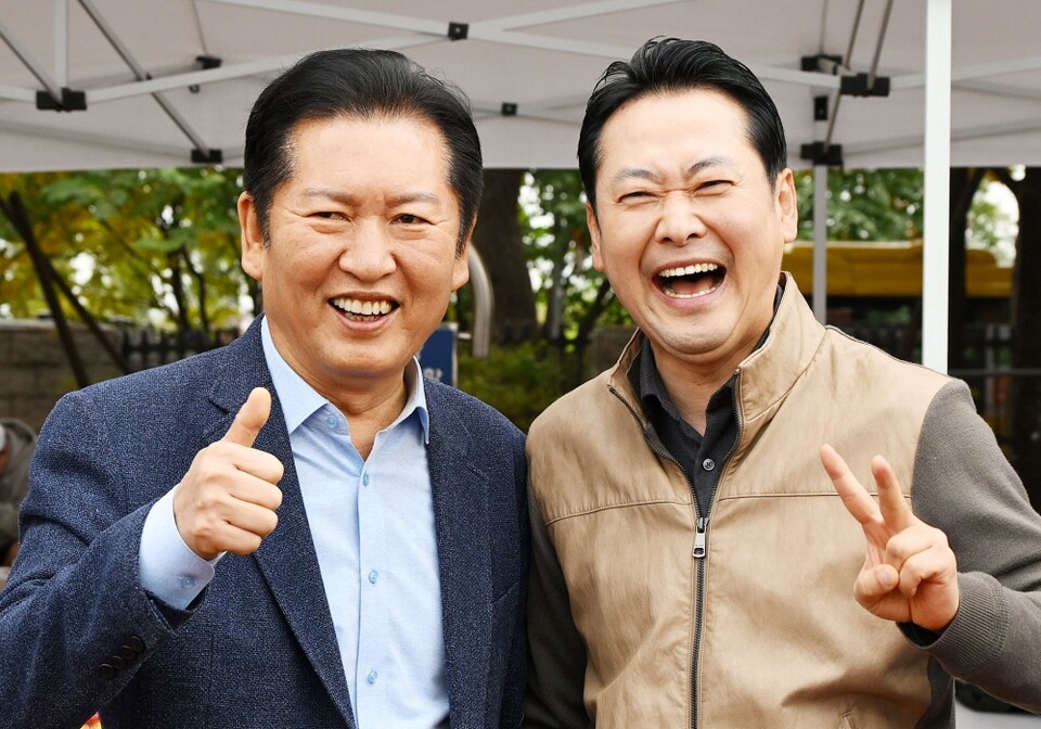 더불어민주당 정청래 대표와 국민의힘 장동혁 대표가 지난 8일 서울 여의도 국회의사당 운동장에서 한국사진기자협회가 연 '2025 사진기자가족 체육대회'에 방문, 포즈를 취하며 기념 촬영하고 있다 (사진=연합뉴스)