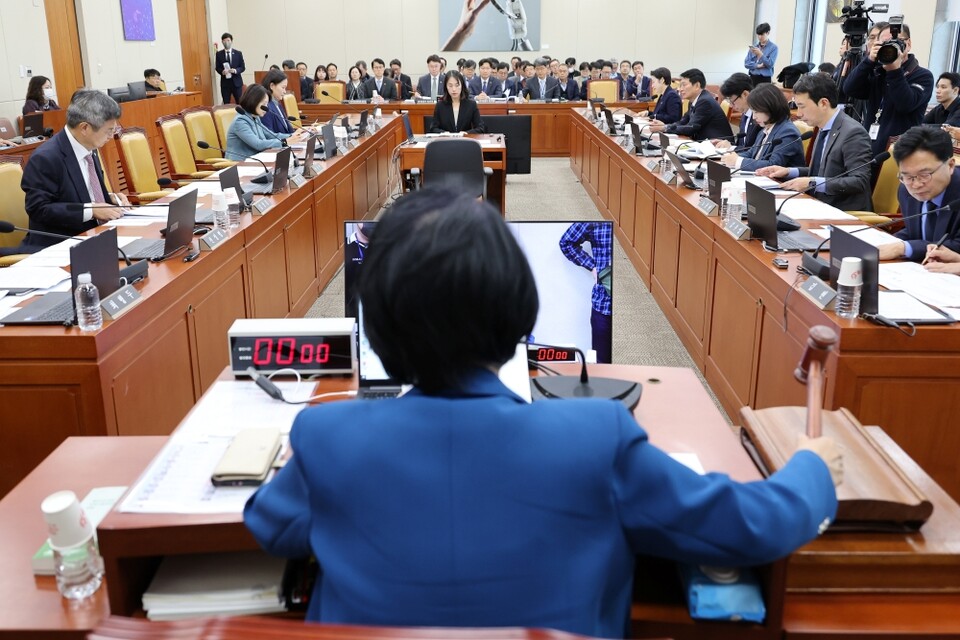 17일 서울 여의도 국회에서 열린 과학기술정보방송통신위원회 전체회의에서 최민희 위원장이 의사봉을 두드리고 있다 (사진=연합뉴스)