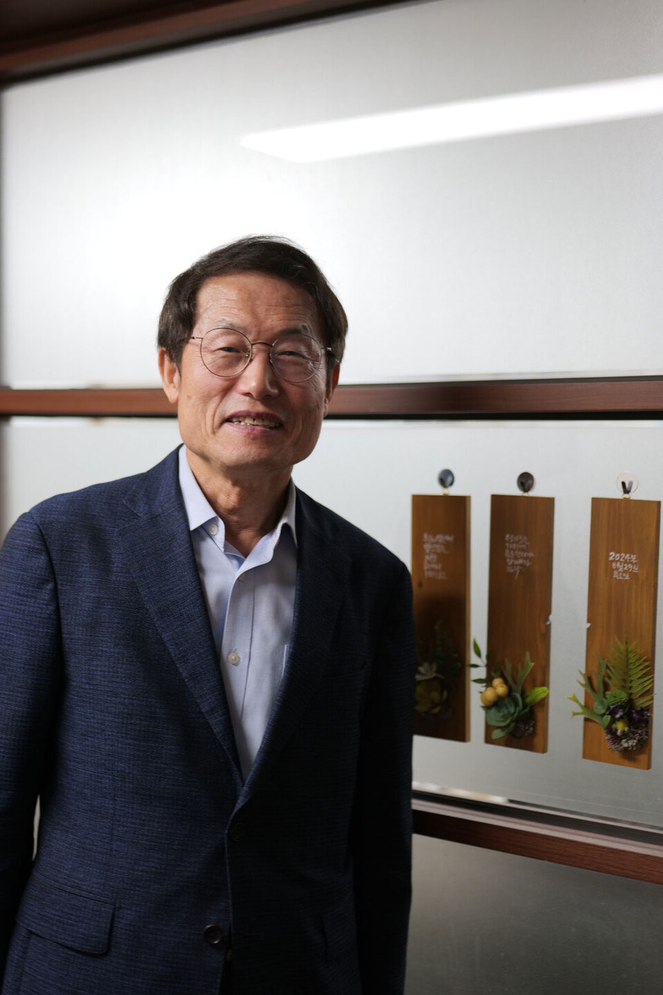 지난 12일 인터뷰가 진행된 공존의뜰 사무실에서 포즈를 취하고 있는 조희연 전 서울시교육감